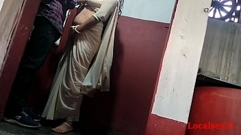 Homemade Indian sex tape: Village housewife gets fucked in the bathroom