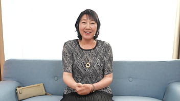 Hiroko Sekine的妻子第一次尝到性爱的滋味,并给出了令人满意的手交